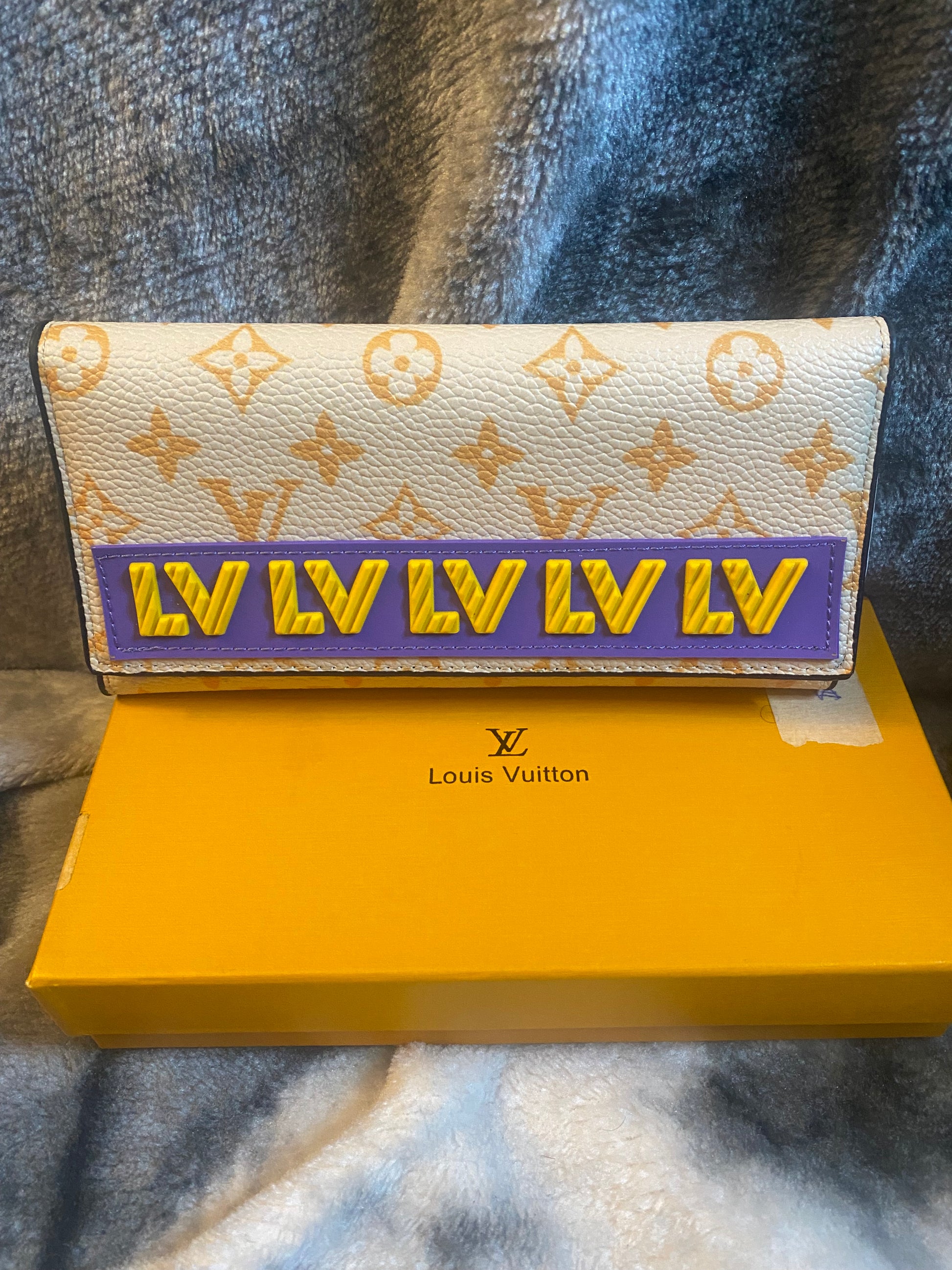 LV Front Snap Ladies Wallets