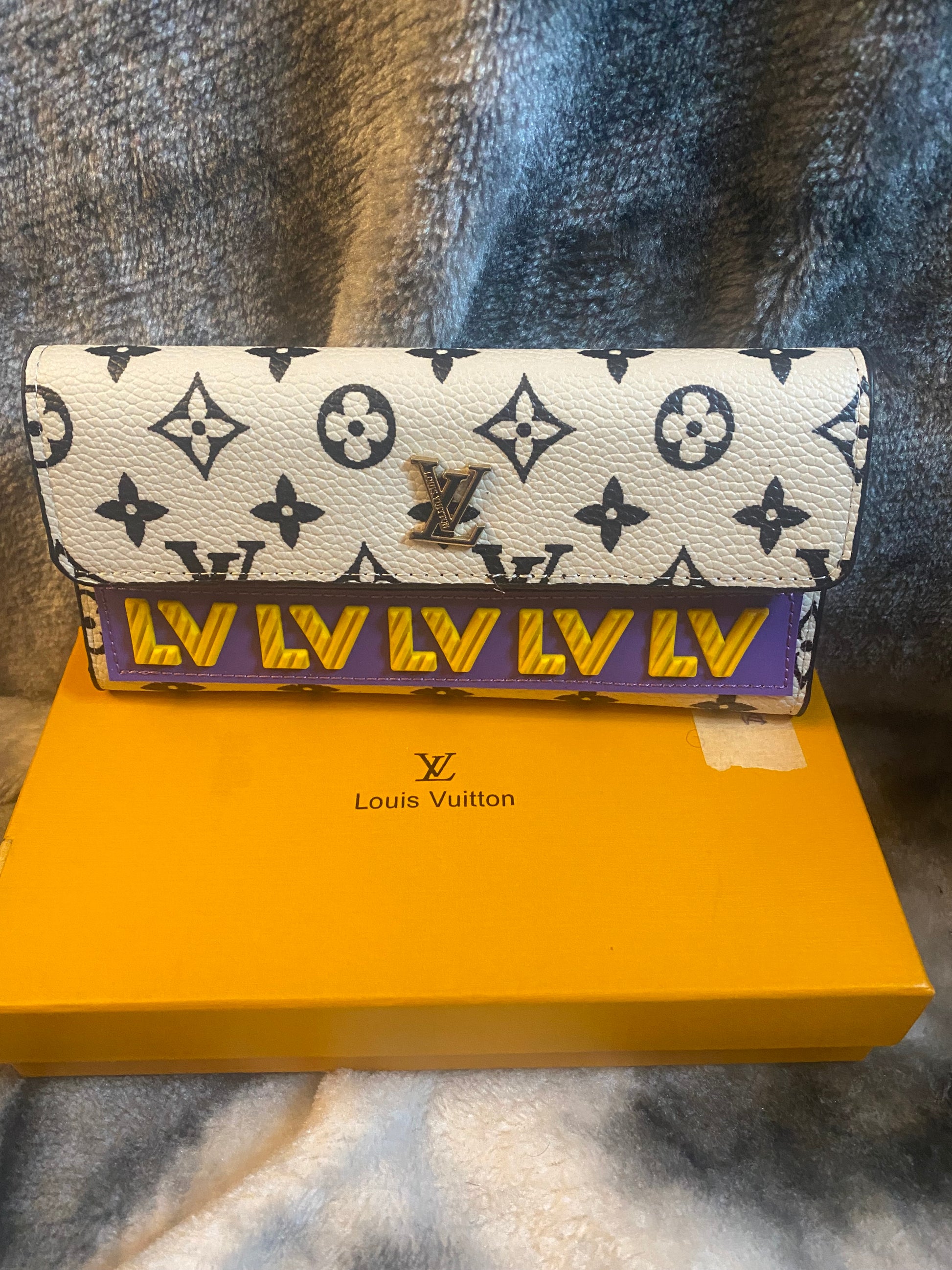 LV Front Snap Ladies Wallets