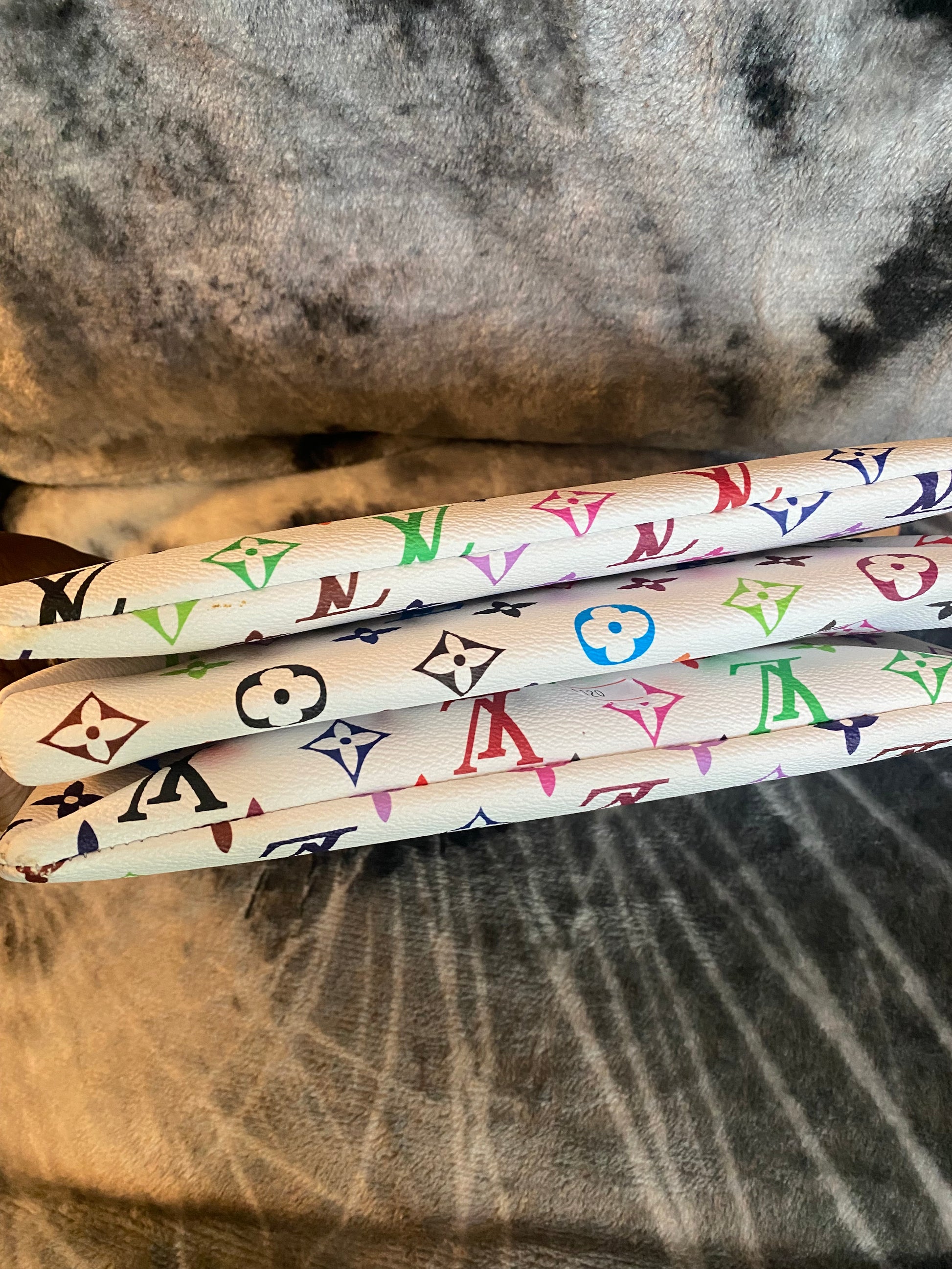 LV Multicolor Coussin