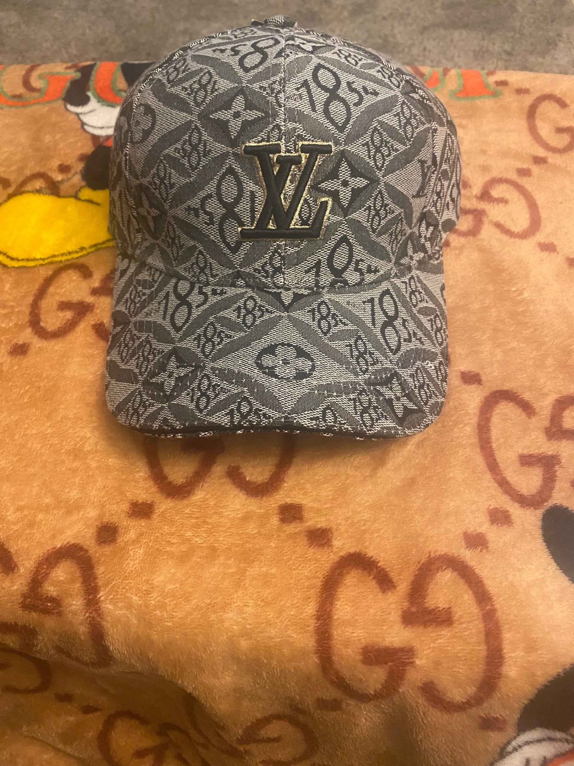 Caps