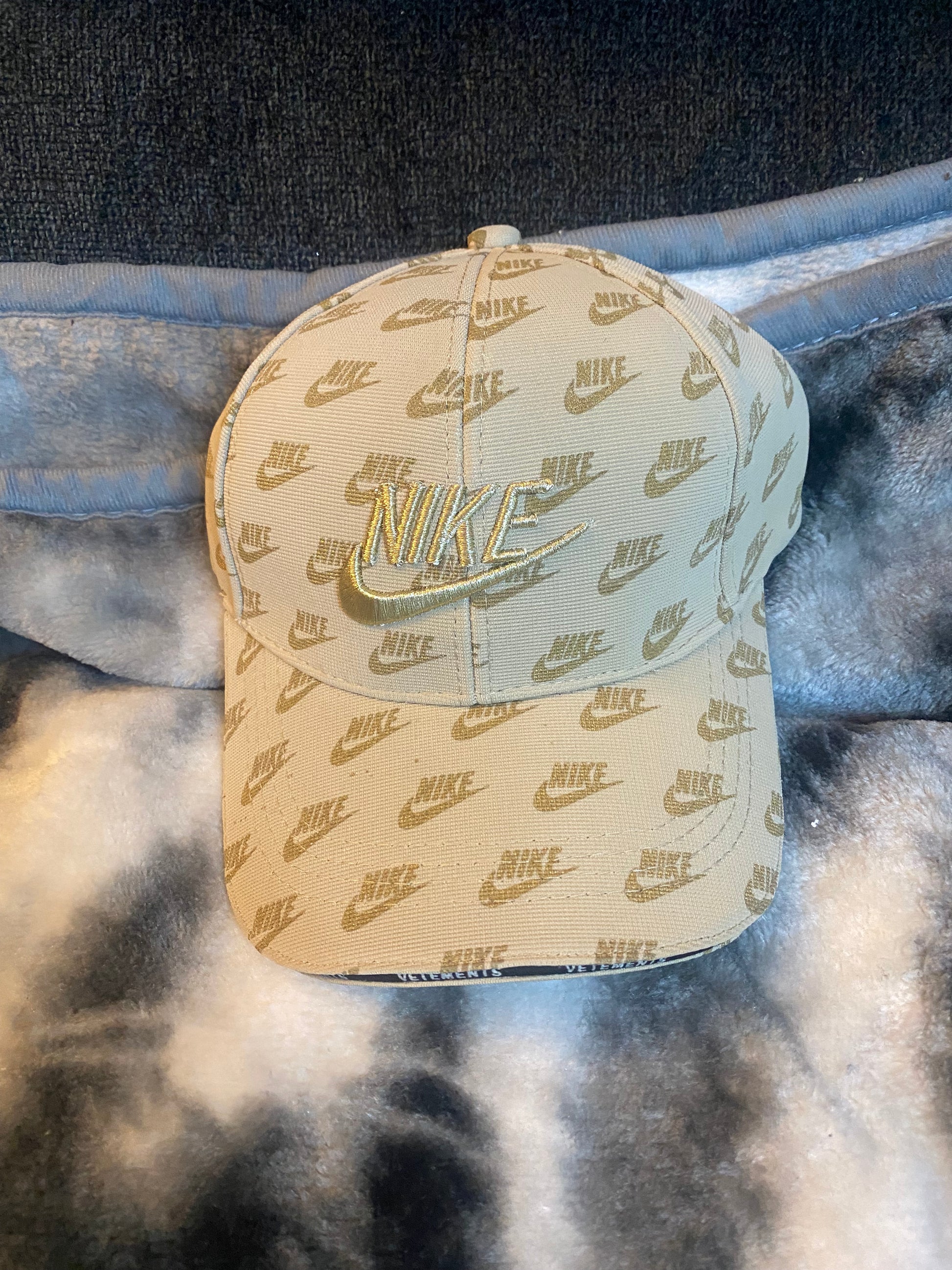 Caps